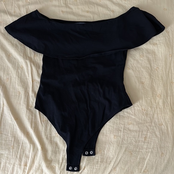 Forever 21 black knit flounce ruffle off the shoulder snap closure bodysuit sz M - Picture 5 of 10